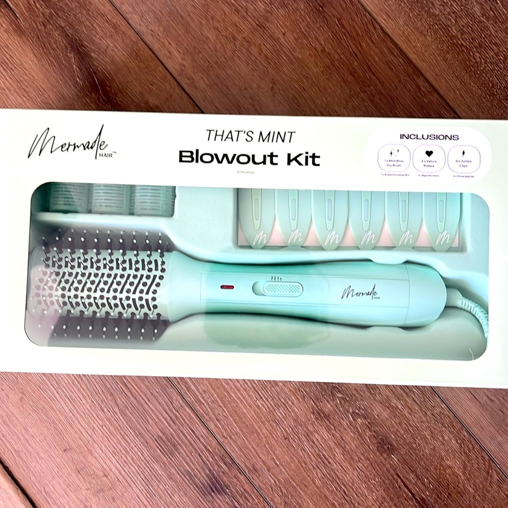 NIB! Mermade That’s Mint Blowout Kit! Includes dry brush, 6 Velcro Rollers/Clips